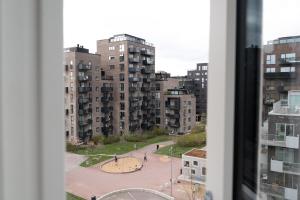 uma vista a partir de uma janela de uma cidade com edifícios altos em Beach Trail apartments by Daniel&Jacob's em Copenhague