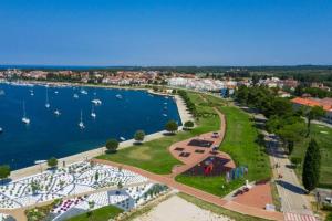 an aerial view of a park next to a body of water at Serenity Delight Accommodation in Umag