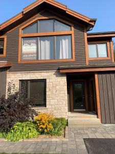 Una casa con un letrero en la parte delantera. en Hébergement JFL en Saint-Férréol-les-Neiges