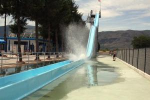 a water slide in a pool with a fountain at Casa Vacanze Lappe in Pratola Peligna