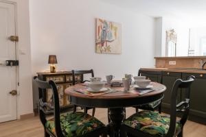 eine Küche mit einem Tisch mit 2 Stühlen und einem Tisch in der Unterkunft Bien d'exception en face du Palais des Papes in Avignon
