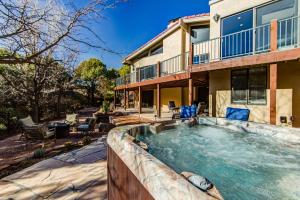 ein Pool vor einem Haus in der Unterkunft Sedona Bellissimo 180-degree Red Rock Views, private backyard oasis, hot tub & fresh air-Nature! in Sedona