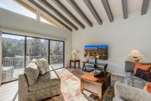 ein Wohnzimmer mit 2 Sofas und einem großen Fenster in der Unterkunft Sedona Bellissimo 180-degree Red Rock Views, private backyard oasis, hot tub & fresh air-Nature! in Sedona
