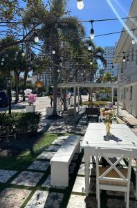 una mesa de picnic blanca con un jarrón de flores. en Royal Palms Resort & Spa en Fort Lauderdale