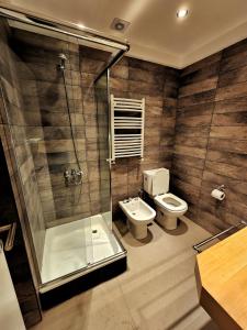 a bathroom with a toilet and a shower and a sink at UmanKuyen Aire y Agua in Mar del Plata +26 photos