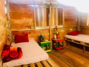 um quarto com duas camas e duas mesas em Land of Promise - Reggae Escape em Zanderij