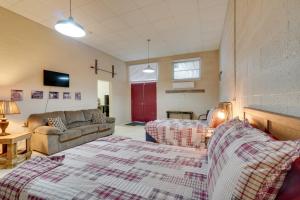 sala de estar con cama y sofá en Briceville Apt with Mountain Views ATVs Welcome!, 