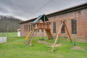 einen Spielplatz mit Rutsche und Spielstruktur in der Unterkunft Briceville Apt with Mountain Views ATVs Welcome! 