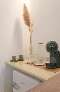 uma mesa com pratos e chávenas e uma máquina de café em Mediterranea Residence em Nardò
