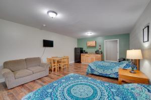 ein Wohnzimmer mit 2 Betten und einem Sofa in der Unterkunft Pet-Friendly Briceville Studio with Mountain Views! 