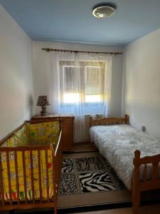 una camera da letto con un letto e una finestra di Seosko turističko domaćinstvo DUNJA a Osnić
