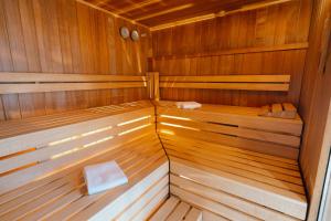 una sauna de madera con dos plantas en Hotel am Park Bad Driburg, en Bad Driburg