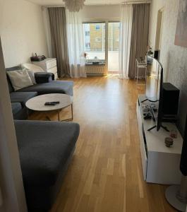 sala de estar con sofá y mesa en Lägenhet Elmia, en Jönköping