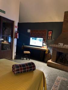 ein Schlafzimmer mit einem Kamin, einem Bett und einem TV in der Unterkunft Casa Victoria in Acámbaro
