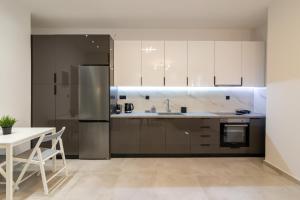 Virtuvė arba virtuvėlė apgyvendinimo įstaigoje Cozy & Lux apartment