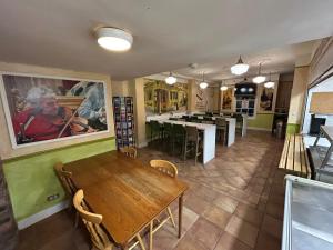 un restaurant avec une salle à manger dotée de tables et de chaises dans l'établissement Gogartys Temple Bar Hostel, à Dublin