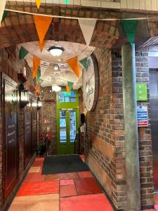 Gogartys Temple Bar Hostel في دبلن: مبنى من الطوب وساعة على الحائط