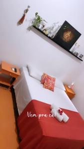 1 dormitorio con cama roja y blanca con colcha roja y blanca en Casa de Olinda en Olinda