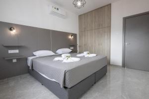 1 dormitorio con 1 cama grande y toallas. en Bellagio Napa Suites en Ayia Napa