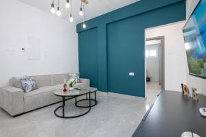 sala de estar con sofá y mesa en Bellagio Napa Suites, en Ayia Napa