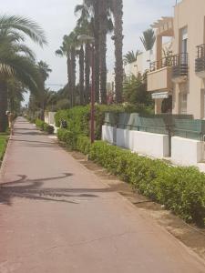 uma rua vazia com palmeiras e edifícios em Appartement VERA PLAYA, Vera Coast, ANDALOUSIE em Vera