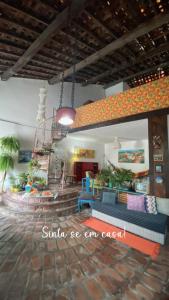 Casa de Olinda في أوليندا: غرفة معيشة مع أريكة ومدفأة