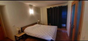 une chambre avec un lit blanc et une fenêtre dans l'établissement Villa la CROIX VALMER vue panoramique avec piscine, à La Croix-Valmer 43 autres photos