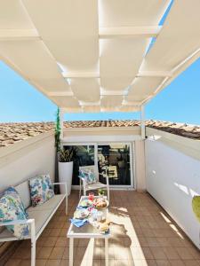 a balcony with a table and chairs on a roof at Mare del Sud , Lovely apartment with sea view in Pozzallo