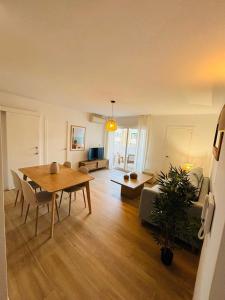 a living room with a table and a dining room at Saona Coast - Apartamento reformado en playa Arenal, Jávea in Jávea