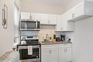 Η κουζίνα ή μικρή κουζίνα στο Well-Equipped 1BR Apt in Hyde Park - Harper 404