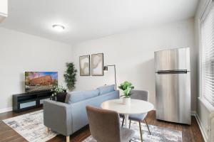 uma sala de estar com um sofá e uma mesa em Well-Equipped 1BR Apt in Hyde Park - Harper 404 em Chicago