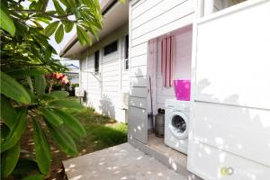 uma máquina de lavar e secar roupa fora de uma casa em Magie de Moorea Serenite em Temae