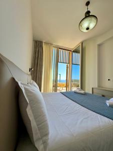 Voodi või voodid majutusasutuse Sun Hill Green Coast, Palase toas