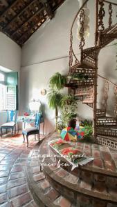 uma sala de estar com uma escada em espiral num quarto em Casa de Olinda em Olinda