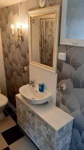 VittarydにあるLundenのバスルーム(洗面台、鏡付)