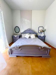 1 dormitorio con 1 cama grande en una habitación en Maison de Couture, en Kalymnos