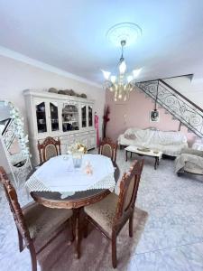 sala de estar con mesa, sillas y sofá en Maison de Couture, en Kalymnos