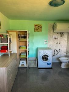 a laundry room with a washer and a sink at Casa Vacanze La CASA DEL SOLE in Angolo Terme