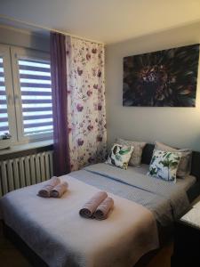 1 dormitorio con 2 camas y toallas. en Przytulny Apartament w ścisłym Centrum, en Varsovia