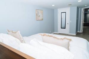 Sofá blanco en la sala de estar con espejo en King Bed/ apartment/Free St Parking/ Quiet en Filadelfia