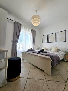 een slaapkamer met een groot bed en een groot raam bij Apartment Melani in Vir