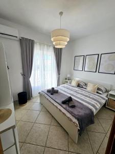 een slaapkamer met een groot bed en een groot raam bij Apartment Melani in Vir