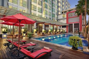 Bazén v ubytování Mercure Pontianak City Center nebo v jeho okolí