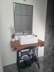 ein Waschbecken mit einem Spiegel darüber in der Unterkunft Échappée belle en baie de Somme in Saint-Quentin-Lamotte-Croix-au-Bailly + 38 Fotos