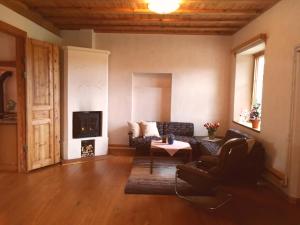 uma sala de estar com um sofá e uma mesa em Vackert och fridfullt i jordhus, 90 kvm em Nyköping