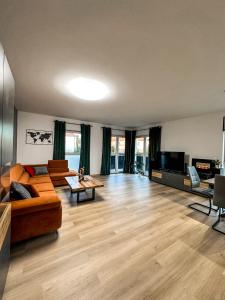 Μια τηλεόραση ή/και κέντρο ψυχαγωγίας στο Apartament Wierzbowy