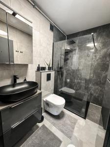 Ένα μπάνιο στο Apartament Wierzbowy