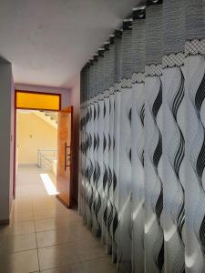 una stanza con un muro con un mucchio di divisori di SHUMAQ YUNGAY - Depas a Yungay