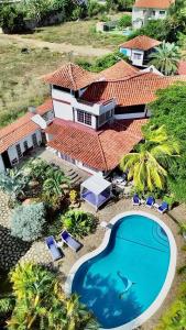 eine Luftansicht eines Hauses mit Pool in der Unterkunft Rancho Rebecca, villa de lujo para un Max 10 personas, vistas panorámicas playa y montañas, piscina, 5 H, 5 B en Guarame, Isla de Margarita in Flandes