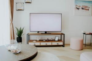 uma sala de estar com uma televisão de ecrã plano sobre uma mesa em La Dolce Vita Apartment Trogir em Trogir
